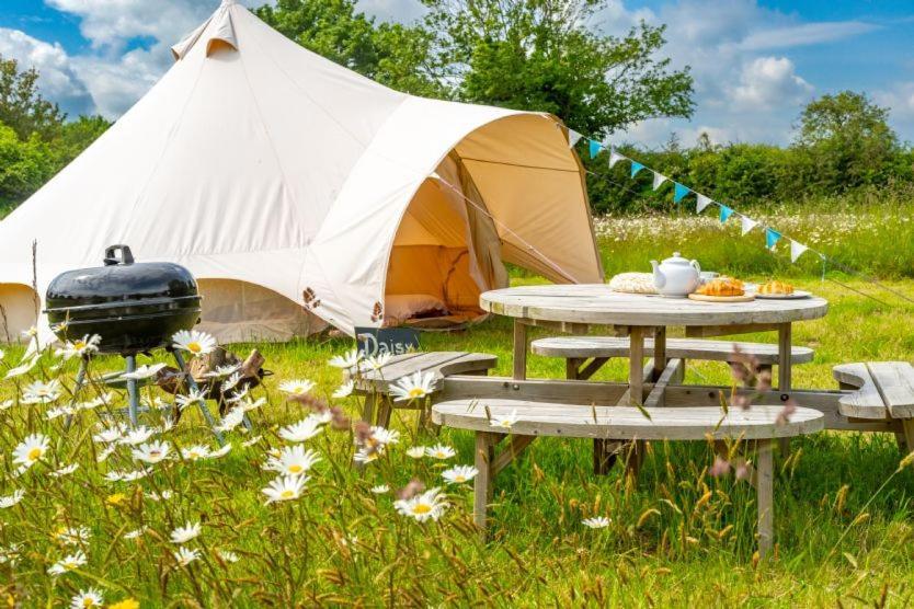 Red Clover At Blanca'S Bell Tents Villa Ringstead  Exterior photo